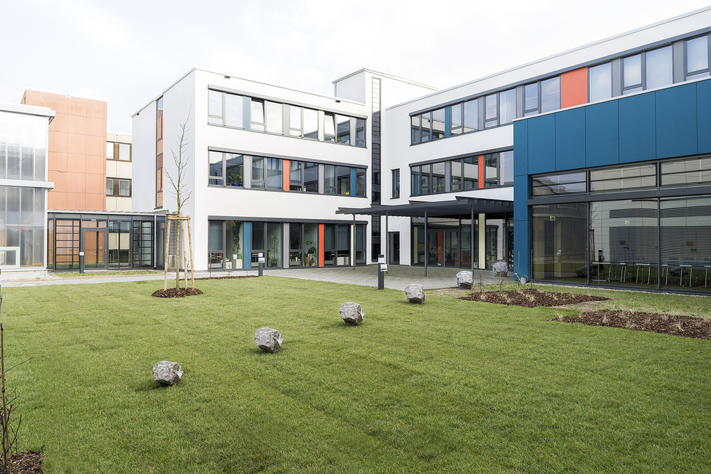 Blick auf Timm Ulrichs Kunstwerk "Wachsender Stein" hinter dem SCC-Gebäude 449 am Campus Nord des KIT.